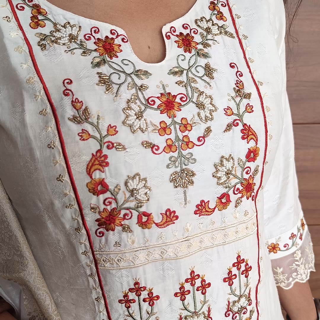 Pahnawaa White Suit Set with Round Neck