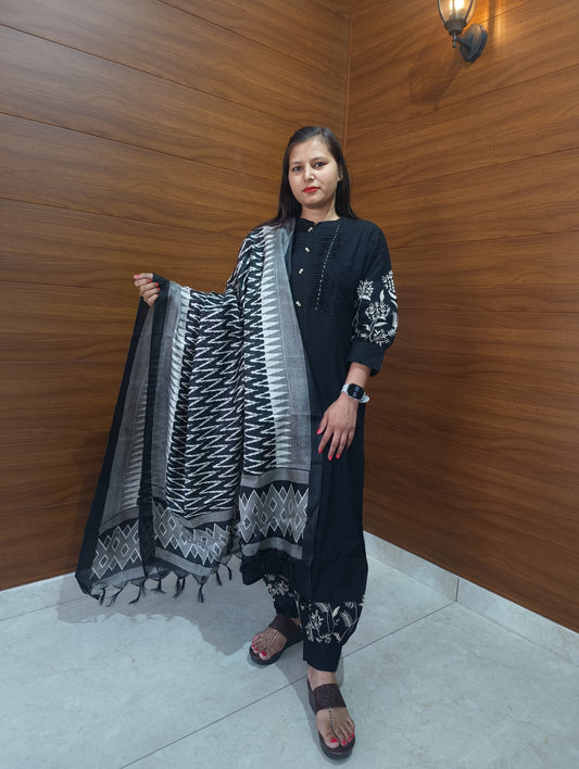 Pahnawaa  Black Embroidery Suit Set