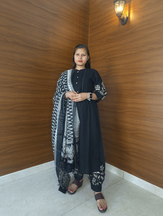 Pahnawaa  Black Embroidery Suit Set